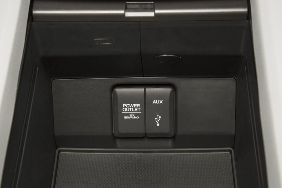 Детали интерьера Honda Pilot 2015 года  (фото 74 из 107)